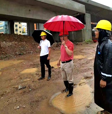 心系工地，夜不能寐——集團(tuán)董事長(zhǎng)孔德穩(wěn)冒雨到十八大項(xiàng)目現(xiàn)場(chǎng)檢查指導(dǎo)工作