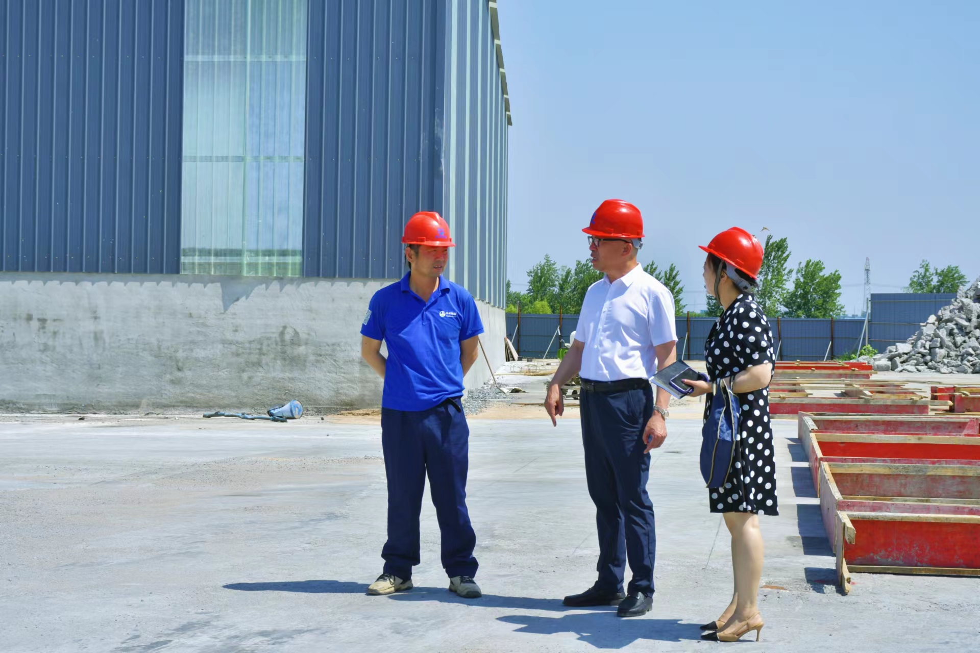 河南永和建設(shè)集團(tuán)董事長孔德穩(wěn)視察了集團(tuán)旗下分公司城陽城瀝青混凝土拌合站項目，并作出了重要指示