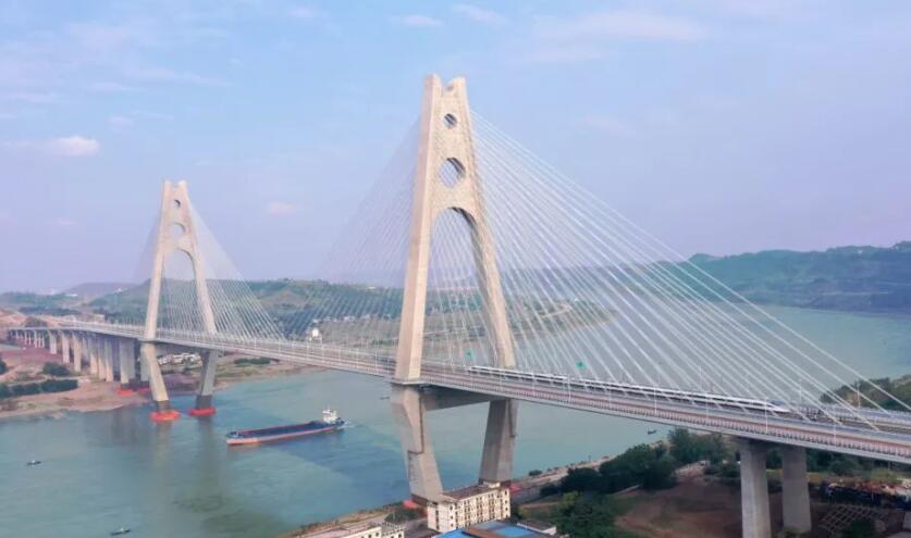世界首座采用公路和高鐵同層！試驗列車駛過臨港公鐵兩用長江大橋